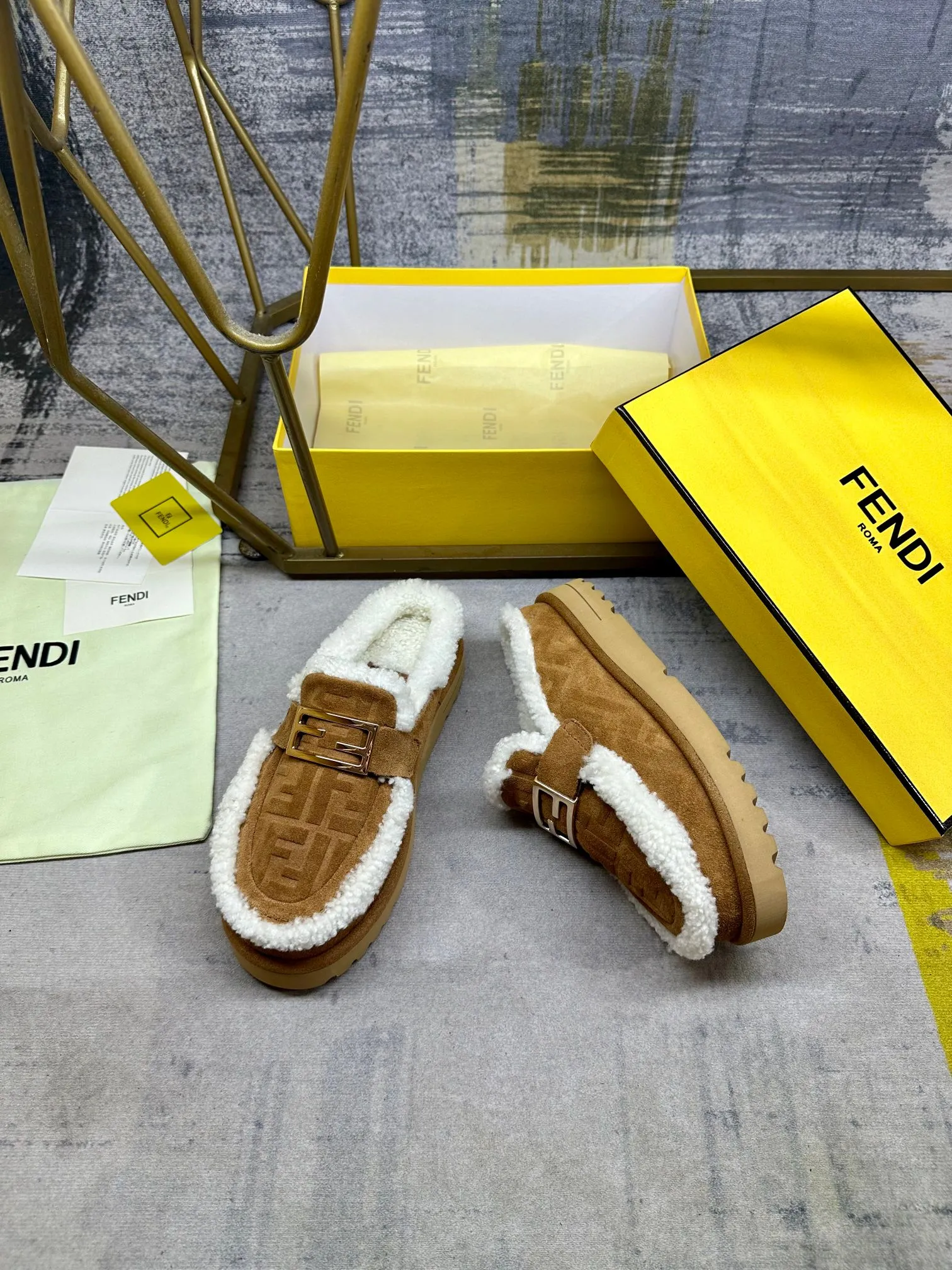 p560🐮🐮FENDI’s latest casual round toe flat half slippers. Made of black suede material and decorated with a tonal embossed FF pattern. Tonal shearling lining and trim. Decorated with Baguette hardware in gold-finish metal. Thick black non-slip sole with contrasting inlay and FENDI lettering on the heel. Women’s sizes 35-40, men’s sizes 39-45